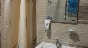 Фото номера Двухместный номер Делюкс с 1 кроватью Гостиница Admiral Hotel г. Махачкала 6